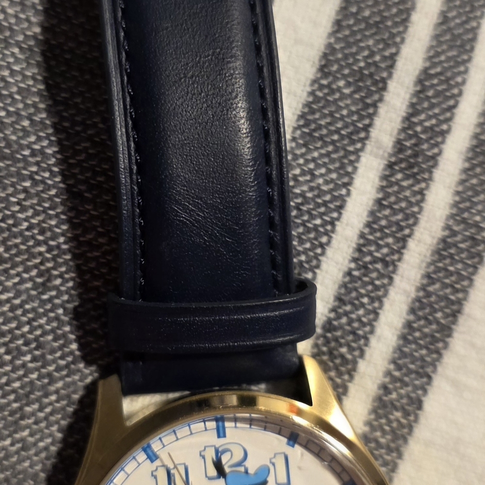 Fossil Donald Duck Watch with Gold and Blue Accents - Picture 4 of 6